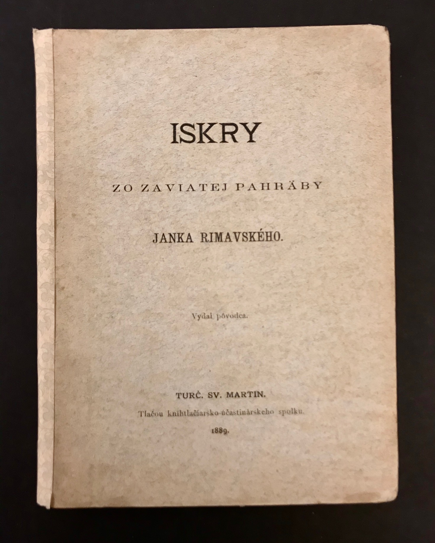 Iskry zo zaviatej pahräby. Vydal pôvodca